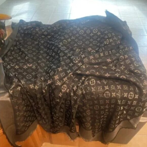 Louis Vuitton Charcoal Monogram Shawl - Picture 3 of 5